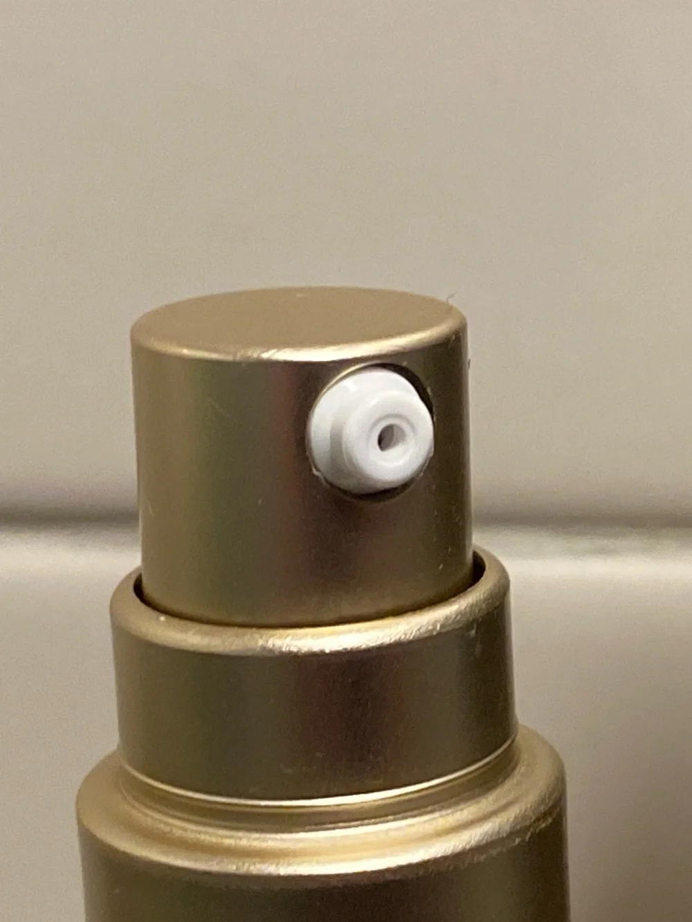 Laura Mercier - Flawless Lumière Radiance-Perfecting Foundation (3N2-Honey) - Picture 14 of 16